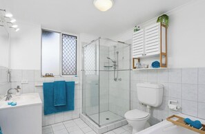 Shower, hair dryer, towels, soap - Beautiful apartment on the water at Biggera Waters, Gold Coast (Biggera Waters)
