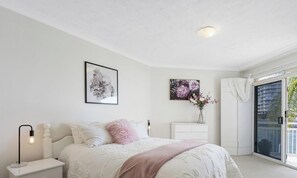 Tabla de planchar con plancha, wifi, ropa de cama