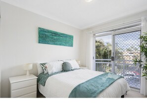 Iron/ironing board, WiFi, bed sheets - Beautiful apartment on the water at Biggera Waters, Gold Coast (Biggera Waters)