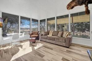 Smart TV, fireplace, books - AMAZING Luxury Retreat with Private fresh spring ponds & Sauna! Sleeps 23 (Hagerman)