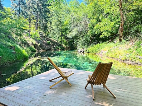 Property grounds. AMAZING Luxury Retreat with Private fresh spring ponds & Sauna! Sleeps 23