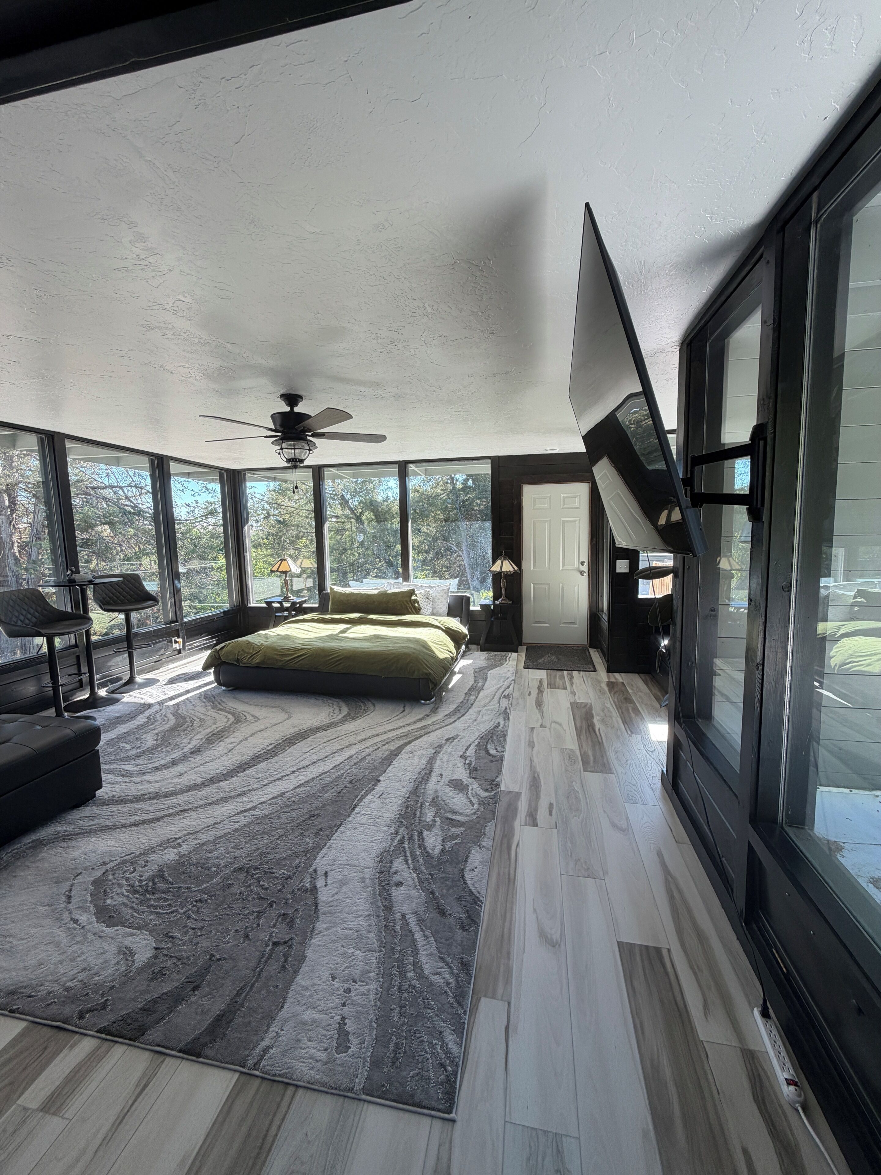 5 habitaciones, tabla de planchar con plancha y cuna de viaje 