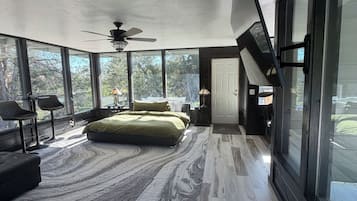 5 habitaciones, tabla de planchar con plancha y cuna de viaje
