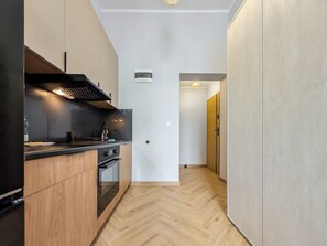 Fridge, oven, stovetop, coffee/tea maker