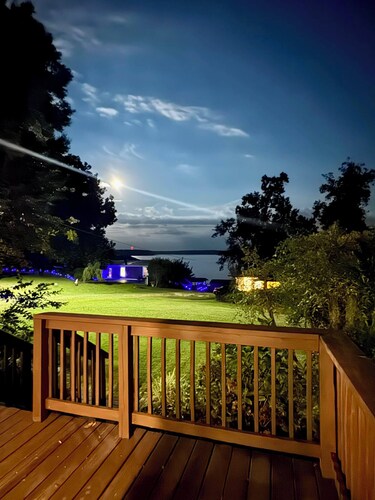 Lake Talquin cozy 2-bedroom cottage w/ peaceful lakeview. 35 minutes from FSU.