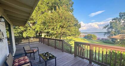 Lake Talquin cozy 2-bedroom cottage w/ peaceful lakeview. 35 minutes from FSU.