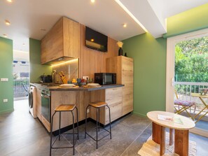 Refrigerador, microondas, horno y cafetera y tetera 