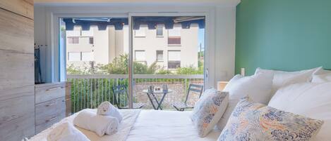 1 habitación, tabla de planchar con plancha, wifi y ropa de cama