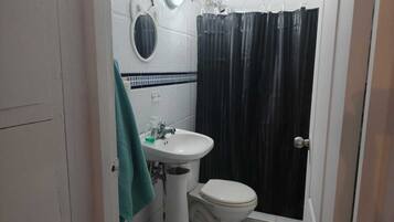 Toalhas de banho, sabonete, papel higiênico