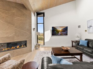 Smart TV, fireplace