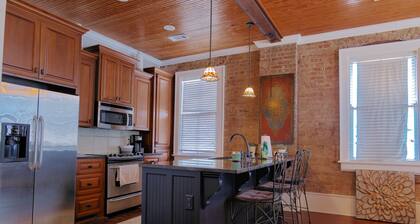 Riverview Condo | 1/1.5, Downtown, Washer/Dryer