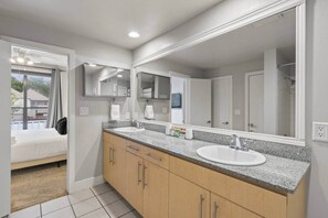 Séchoir à cheveux, serviettes fournies, savon, papier de toilette