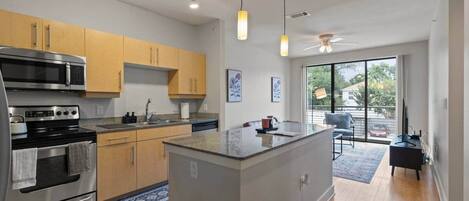 Réfrigérateur, micro-ondes, four, plaque de cuisson