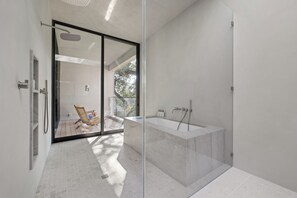 Regadera, secadora de cabello, toallas 