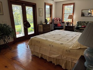 5 bedrooms, desk, iron/ironing board, free WiFi