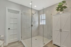 Shower, hair dryer, towels, soap - Elegant Pool Home - Beach, Restaurants, Shopping, Heated Spa (Deerfield Beach)