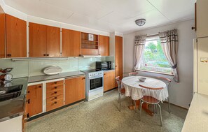 Fridge, oven, stovetop, coffee/tea maker