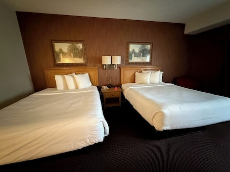 Escritorio, espacio para trabajar con laptop y cortinas blackout