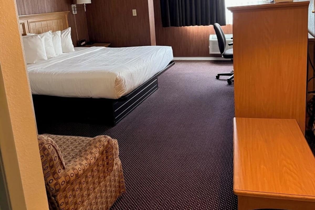 Zimmer, 1 King-Bett, rollstuhlgeeignete Dusche, Nichtraucher | Schreibtisch, Bügeleisen/Bügelbrett, kostenloses WLAN