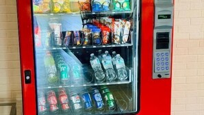 Máquina expendedora con diferentes aperitivos y bebidas.