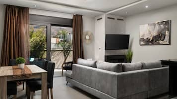 TV, fireplace