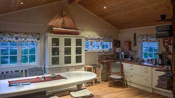 Kjøleskap, kokeplater, oppvaskmaskin og kaffetrakter/tekoker