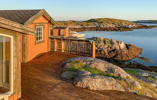 Nice home in Sauøya with house sea view