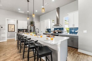 ثلاجة، ميكروويف، فرن، موقد طهي مسطح