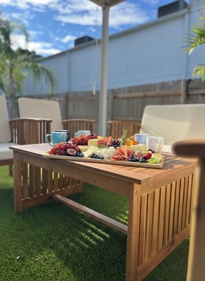 Outdoor dining - Poolside Paradise: Cabana, PingPong, Alfresco, Near Beach & Downtown, Sleep 12+ (Melbourne)