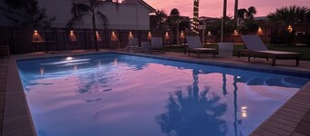 Poolside Paradise: Cabana, PingPong, Alfresco, Near Beach & Downtown, Sleep 12+