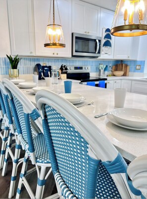 Fridge, microwave, oven, stovetop - Poolside Paradise: Cabana, PingPong, Alfresco, Near Beach & Downtown, Sleep 12+ (Melbourne)