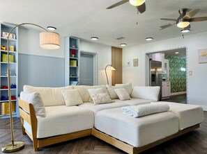 Smart-tv, een tafeltennistafel en boeken