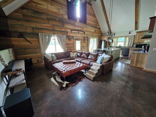 Peaceful luxury cabin in charming Cotter,  two miles from Wild Cat boat launch.