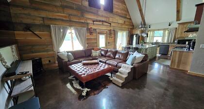 Peaceful luxury cabin in charming Cotter, two miles from Wild Cat boat launch.
