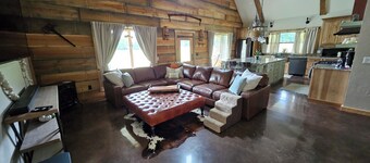 Peaceful luxury cabin in charming Cotter, two miles from Wild Cat boat launch.