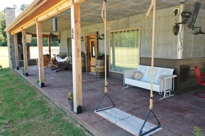 Terrace/patio - Peaceful luxury cabin in charming Cotter, two miles from Wild Cat boat launch. (Cotter)