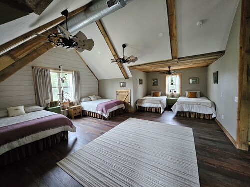 Peaceful luxury cabin in charming Cotter,  two miles from Wild Cat boat launch.