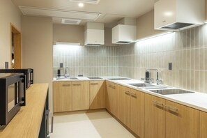 Shared kitchen facilities - unito OSAKA Shinsaibashi West (Osaka)