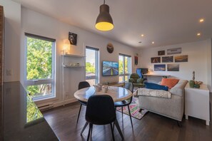Living area - Spacious 1BR Condo, work&play in Montréal (Montréal)
