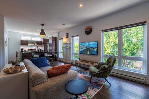 Living area - Spacious 1BR Condo, work&play in Montréal (Montréal)