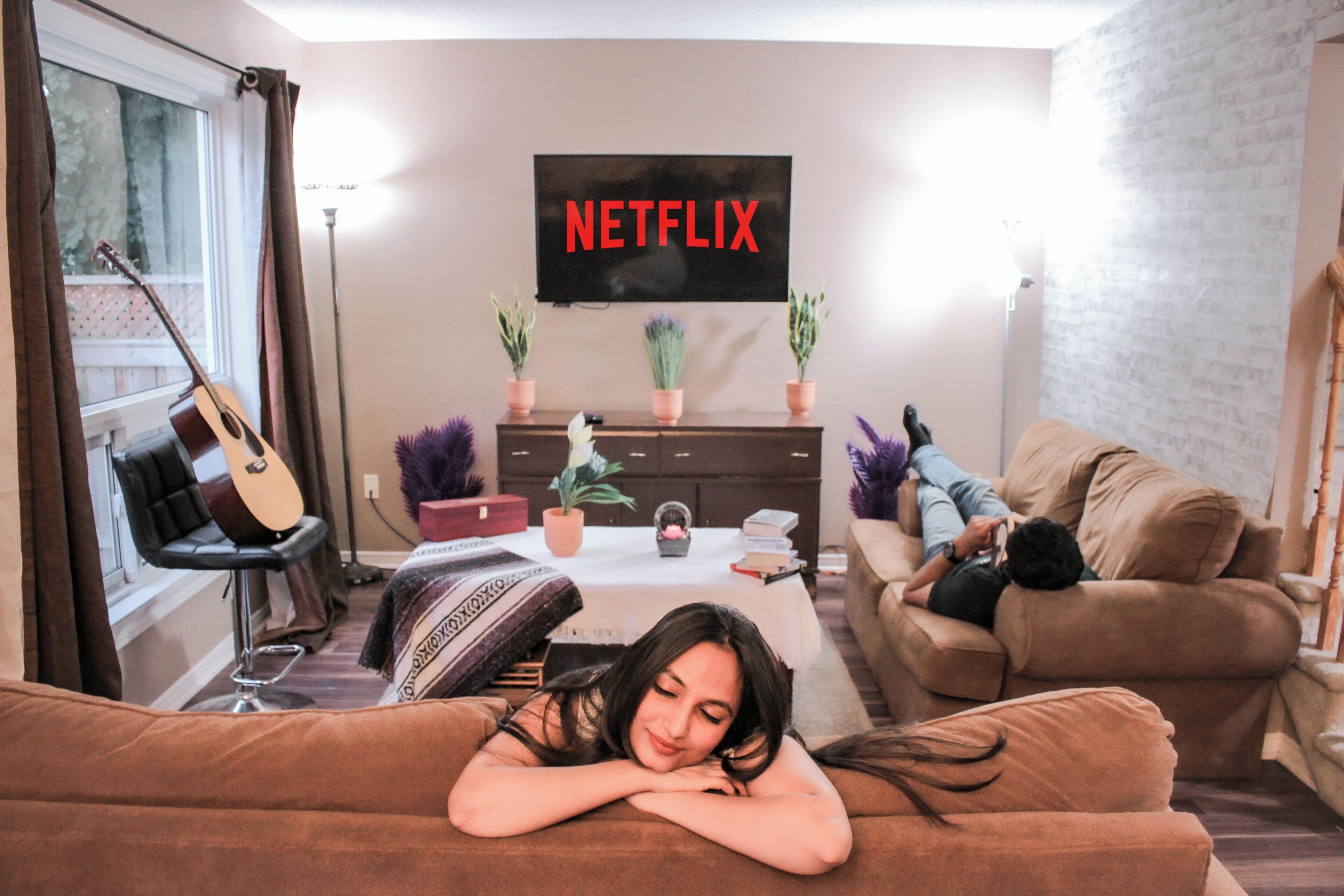 Smart TV, chimenea y libros 