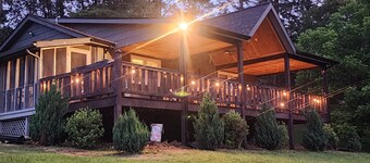 “Riverfront Retreat on the New – Cozy Getaway in Crumpler”