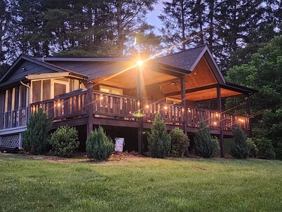 “Riverfront Retreat on the New – Cozy Getaway in Crumpler”