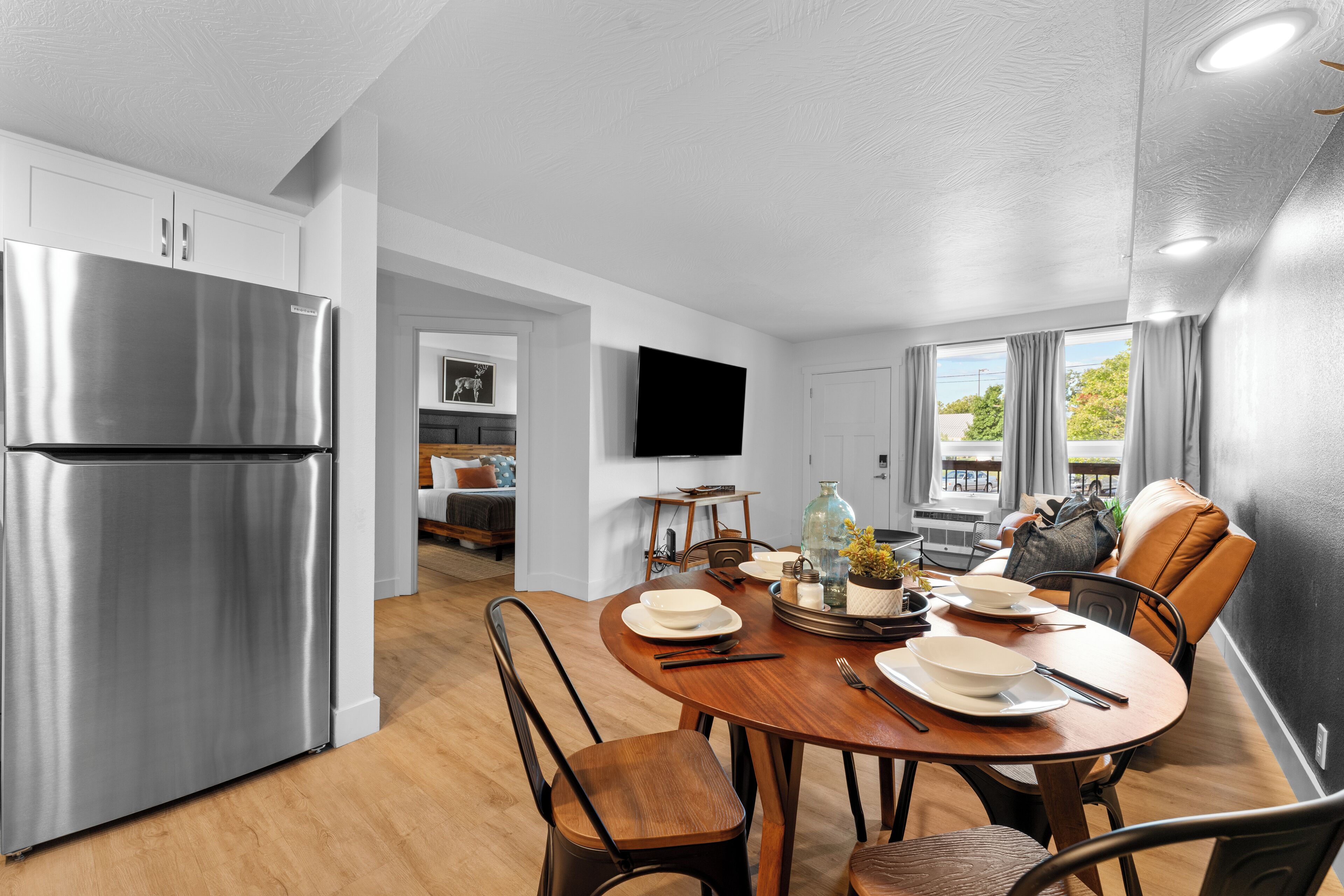 Tabla de planchar con plancha, wifi gratis y ropa de cama 