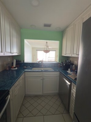 Microondas, horno, placa de cocina y lavavajillas