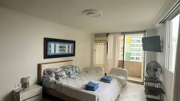 3 habitaciones, tabla de planchar con plancha y cuna de viaje