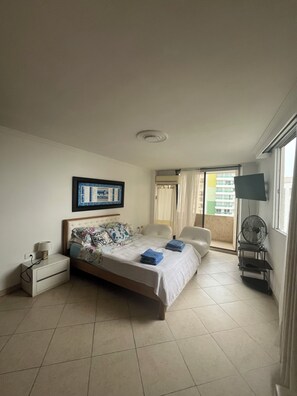 3 habitaciones, tabla de planchar con plancha y cuna de viaje 