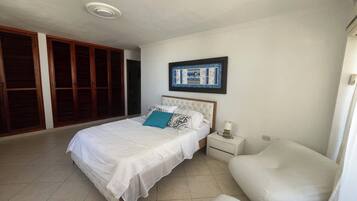 3 habitaciones, tabla de planchar con plancha y cuna de viaje