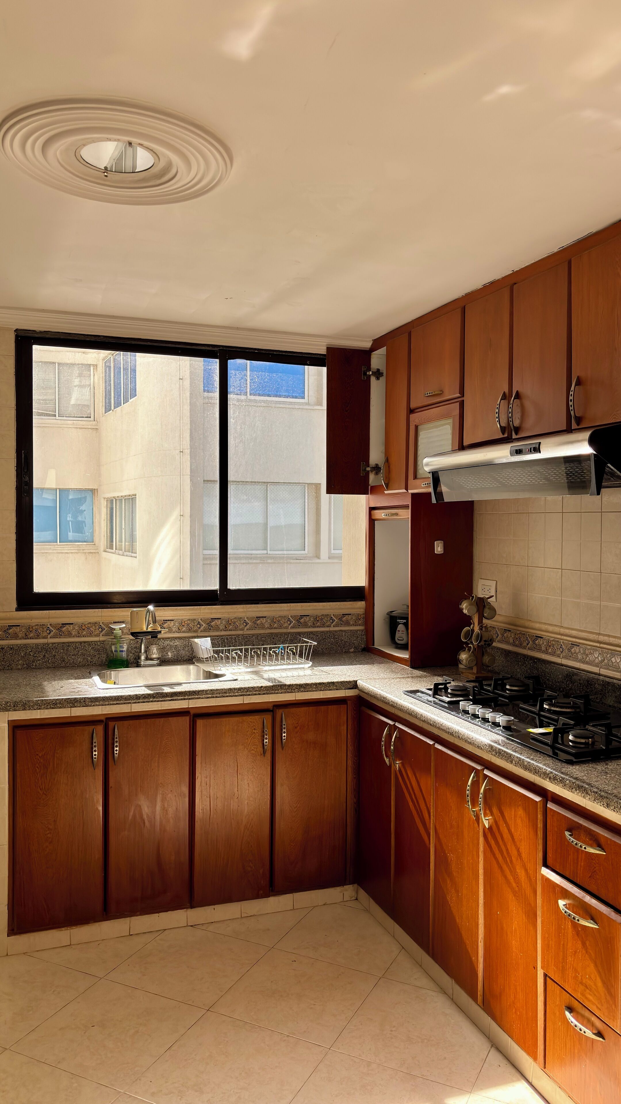 Refrigerador, microondas, horno y cafetera y tetera 