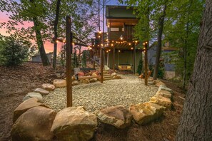 Property grounds - Luxe Treehouse w/Swings, Net Loft, Dollywood 1 Mi (Pigeon Forge)